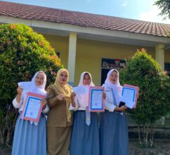 Pemberian Piagam Penghargaan Untuk Siswa Berpresatasi