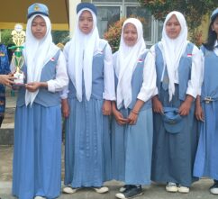 Penyerahan Piala Sebagai Peserta Pramuka terbaik